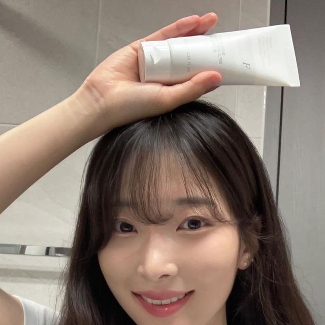 소 은 on Instagram: "#광고
⠀
🍋 디지토 폼클렌징 비타민 필링 저자극 딥 클렌징폼
⠀
스크럽과 클렌징을 하나로 합친 폼클렌징이라구??게다가 모든 좋은 원료에 집중 마케팅비용을 소비자 중심으로 가성비 있는 클렌징폼이라니!!🫢💛
⠀
⠀
🍋피부 PH를 지켜주면서 자극없이 부드럽게 클렌징
⠀
🍋마이크로 크리스탈린 셀룰로오스가 함유되어 있어 불필요한 각질과 노폐물을 자극없이 부드럽게 제거
⠀
🍋판테놀 함유 피부진정 케어, 비타민C 항산화 작용 EWG 1-2(숫자가 작을수록 안전한 성분을 뜻함)
⠀
🍋히알루론산 , 아스코빅애씨드 및 5중 히알루론산 함유
⠀
⠀
⠀
⠀
⠀
⠀
⠀
#클렌징폼#스크럽클렌징폼#스크럽폼클렌징#비타민폼클렌징#비타민클렌징폼#딥클렌징#딥클렌징폼#스크럽필링#각질제거스크럽#필링크림
⠀"