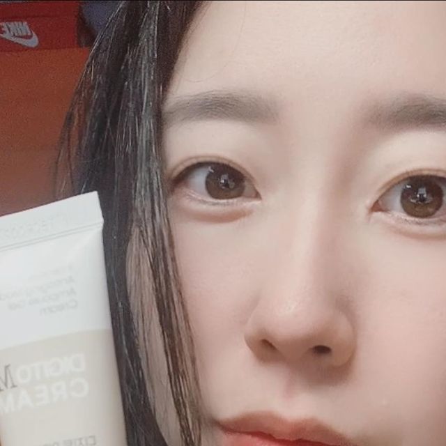 이동수 on Instagram: "#광고
저는 진정크림과 재생크림을 고를 때 성분표를 꼭 봐요. 병풀이 들어있는지, 얼마나 들어있는지. 병풀은 호랑이가 상처가 나면 꼭 찾는 식물로 유명해서 호랑이풀로 불리는 식물이에요. 그만큼 상처 케어와 진정에 도움을 주는 성분이에요.

피부과 레이져 시술 및 점 뺀 후 재생크림으로도 유명한 #디지토 #마데카앰플젤크림 

병풀에서 추출한 4가지 핵심성분과 피부 재생력을 높이고 에너지를 채워주는 8종 성장인자가 함유된 디지토 마데카 앰플 젤크림.

마케팅 비용을 과감히 줄이고 넣을 수 있는 최대 원료를 아끼지 않고 충분하게 넣은 가성비를 만족시켜주는 좋은 제품이에요. 1만원 가격대에서 찾기 힘들어요.

부드러운 발림과 촉촉하게 흡수가 잘 되어서 산뜻하고 가벼운 느낌이에요. 유분끼가 남아 있지 않아서 트러블있는 피부나 예민한 피부에도 OK!

디지토 마데카 앰플 젤크림 출시 기념으로 6월 15일까지 파격 세일중이에요. 아래 링크에서 확인해보세요.

디지토 마데카 앰플 젤크림 제품 링크
https://smartstore.naver.com/7356789/products/8420780554
 
#시카크림 #진정크림 #병풀추출물 #레이저시술후재생크림 #디지토마데카앰플젤크림 #점뺀후관리 #피부과재생크림 #수분보습크림 #수분크림"