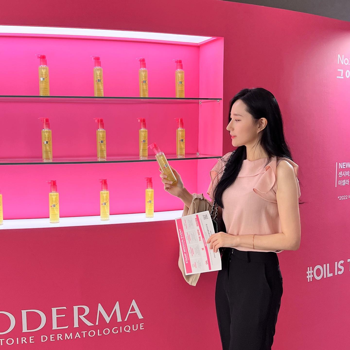 #유료광고 bioderma_kr
클렌징맛집, 바이오더마에서 클렌징워터를 이을 "NEW 미셀라 클렌징 오일"을 최초로 선보이는 팝업을 오픈해서 다녀왔어요 28년의 미셀라 히스토리도 들어보고, 다양한 포토존이나 이벤트까지 있어서 넘 즐거운 시간이였답니댜 🫧

평소에 즐겨 사용하는 바이오더마 클렌징워터인데, 이젠 클렌징오일까지 ! 
사용해보니 워터리한 오일텍스처라서 가벼우면서도 강한 세정력이 매력적인 제품이더라구요
믿고 사용하는 센시비오 클렌징 워터 & 립앤아이 리무버를 이을 클렌징오일이라 앞으로 더 기대되는 맴✨

강력한 워터프루프 메이크업*뿐만 아니라 미세먼지, 화이트헤드, 블랙헤드같은 일상 속 오염**도 깔끔하게 씻어낼 수 있는 클렌징오일도 사용해보세요

*메이크업 세정 98% 프랑스 본사자료(Eurofins GZ2230503], 121명 대상, 제품 사용 직후 만족도 결과
**블랙헤드 세정 35%, 화이트헤드 세정 33%/한국피부과학연구원, 21명 대상, 블랙헤드 및 화이트헤드 피지 세정 효과에 대한 인체적용 시험, 개인차 있음

#바이오더마 #미셀라클렌징랩 #센시비오미셀라클렌징오일 #바이오더마클렌징오일#말끔촉촉클렌징오일 #올리브영클렌징오일 #클렌징오일 #팝업스토어 #센시비오H2O클렌징워터 #센시비오H2OEYE #OILISTHENEWWATER #뷰티인플루언서