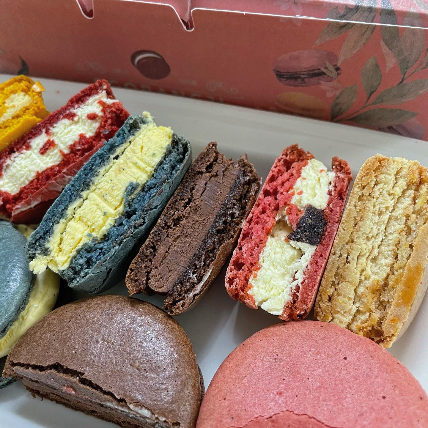 #협찬 
당과 칼로리를 낮춘 꼬랑지 마카롱🍡

당 함량 6g, 칼로리 약 80kcal 라서
다이어트 중, 식단관리 할 때, 임신 중에
당 관리가 필요하다면 혈당 자극을 덜 주어 
건강하게 먹을 수 있는 꼬랑지 마카롱✨

100% 아몬드 분말만 사용하고 밀가루가
들어가지 않은 글루텐 프리 마카롱이다😵‍💫

가격을 싸게 만든 저렴한 마카롱에는 
마가린 같은 가공버터를 쓰지만 꼬랑지마카롱은 
100% 우유버터만 사용해서 더 맛있음💓

6구 세트 패키지 구성은 <더블바닐라, 인절미, 
솔티카라멜, 다크쇼콜라, 와인무화과 크림치즈, 
레드벨벳 크림치즈> 구성도 무난해서 선물하기도 굿‼️

➖➖➖➖➖➖➖➖➖➖➖➖➖➖➖➖
📍꼬랑지 마카롱
🔖6구 세트 16,200원

#꼬랑지마카롱 #마카롱 #다이어트마카롱 #다이어트디저트 #저당마카롱 #사무실과자 #수험생간식 #단체간식 #락토오보비건마카롱 #비건마카롱 #뚱카롱 #리뷰노트 #먹스타맞팔 #먹스타 #마카롱선물