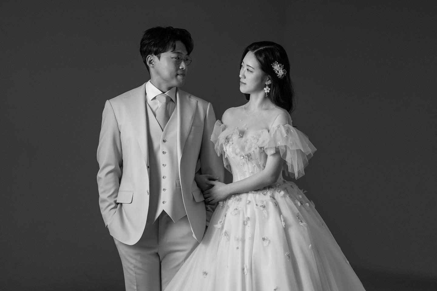 WEDDING D-1 💍🕊️
#결혼합니다 

오랜 시간 연인이었던 저희👰‍♀️🤵‍♂️
드디어 내일 결혼합니다🤍

바쁘신 와중에도 함께 자리하여
새출발을 빛내주시면 감사하겠습니다. 
행복하게 잘살게요! 
곧 봐요✨✨

▫️2023.06.03 (토) 17시 
▫️수원 이비스 앰배서더 베르사이유홀