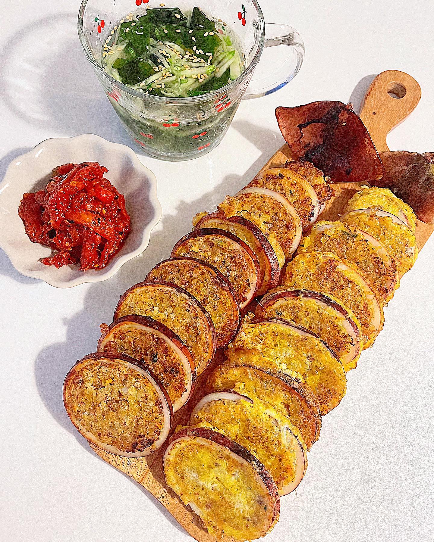 🏡 우리집 오징어순대&오이냉국👩🏻‍🍳

저번주에 후쿠오카 여행 다녀왔어요💓
일본 특유의 간장 베이스 음식을 많이 먹었더니
너무 느끼해서 이번주는 계속
칼칼한 찌개 요리만 냅다 먹는중이에요🤣❤️

그러다 질려서 오징어순대 굽굽 했어요🤍
하나는 누룽지 스타일 오순💛!!
또 하나는 계란물 스타일 오순💛!!

어떤 스타일로 구워 먹느냐에 따라
다른맛이 나는 오징어순대🫶🏻

시원한 오이냉국 만들어서 같이 먹으니
더더 맛있게 먹었어요🧡

다음주에 베트남으로 출장가게 되서
이번주도 한식 잔뜩 먹을꺼에요😘😘