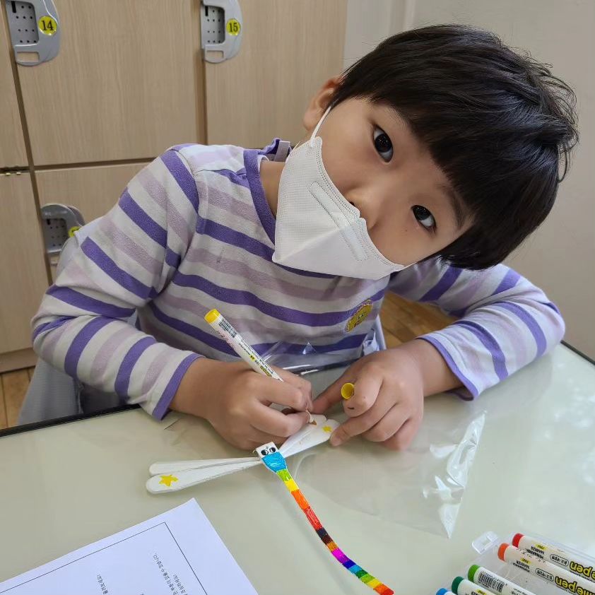 🌈
학교생활이 궁금한데 선생님께서 
매달 말에 앨범에 다양한 사진을 올려주신다.

담임선생님께서 찍어주신 사진
눈이 띠용😘

저 잠자리 근데 어디갔지..?

4월엔 감기때문에 컨디션이 안좋아서인지
이래저래 스트레스 많이 받는거 같아 걱정했는데
요즘엔 마냥 밝고 노는 게 좋은 
애교많고 귀여운 아들ㅋㅋ