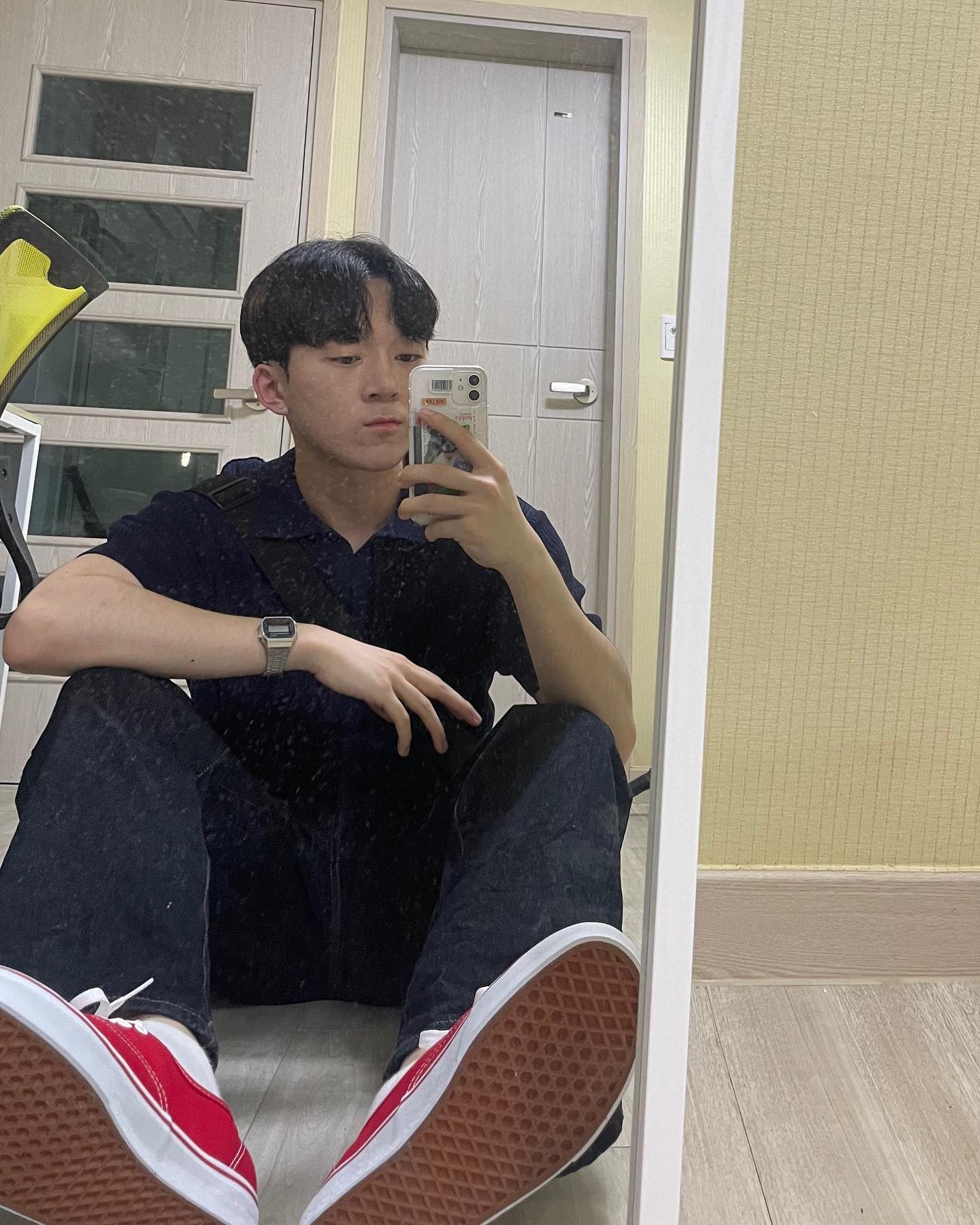 얇은 반팔 니트와 빨간 신발 포인트 코디
