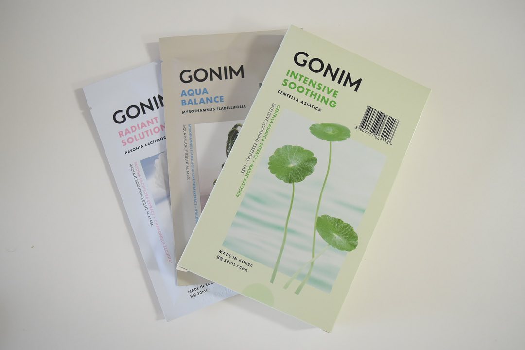 #업체로부터제공받은제품입니다
#고님_인텐시브수딩마스크 #GONIM #시카마스크팩 #진정마스크팩

최근에 화장품 디톡스좀 하는 중이었는데, 여름이 시작되니 다시 쟁이고 싶은 부분이 바로 1일1팩 진정마스크팩이었어요~

고님인텐시브수딩에센셜마스크
이름부터 진정마스크팩이잖아요~ 
다양한제품 만나다보면 병풀추출 함량은 기본이라는 것을 알게되는데, 1매당 30ml 풍부한 에센스를 함유했다고해요~ 
풍부한 에센스는 언제나 필수죠!

소프트셀재질마스크시트로, 가볍고 고밀착의 부드러움을 가지고 있다고해요~ 마스크시트 차이 알게되면 항상 착붙마스크팩만 찾게 되죠><

블루로터스라는 특허원료 함유로 피부자극완화에도 탁월하고, 성분도 살펴보는 저에게 식물성분 베이스의 순한 에센스라서 1일1팩하다보면 순식간에 다 사용할 것 같아요~ 

기존마스크팩보다 업그레이드 되었다고 하니, 노력을 멈추지 않는 브랜드인것 같아서 대만족하고 있어요! 

사용하자마자 촉촉하고 피부에 수분충전완료! 
마스크팩덕후는 정말 헤어나올 수 없어요

#착붙 #고님_인텐시브수딩마스크 #진정마스크팩 #시카마스크팩 #1일1팩 #병풀추출물 #코덕 #코덕스타그램 #마스크팩덕후