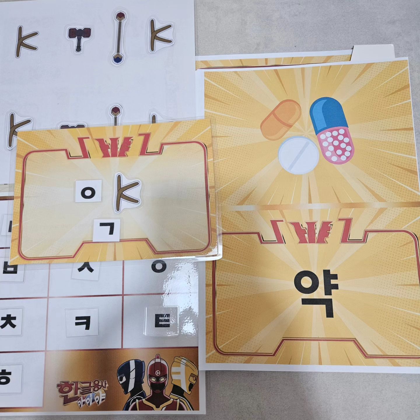 오늘의 #엄가다 #엄마표한글 #엄마표놀이
딸은 #한글이야호 를 봤는데 
아들은 #한글용사아이야 를 좋아한다 
이제 슬슬 한글 공부 시동을 걸어볼까해서 
찾아보니 #EBS 에서 공부하라고 떠먹여주네?
#아이야공식홈페이지 에 다 있다
#공짜 #사랑해요EBS #우윷빛깔EBS #아껴서치킨사먹을테야
.
어떻게하면좋을까 혼자 머리굴려서 자르고
코팅하고 붙이고ㅡ 누나 하루한장 케이스에 담으니 완벽
코팅해서 썼다지웠다 붙였다뗏다 전부 가능
.
한편보고 엄마랑은 읽고 쓰고 만들기 해보고
나머지는 누나랑 놀면서 하다가 스르륵 익히길..
엄마랑하면 공부지만 누나랑하면 놀이가 된다
.
정말 #아이야 는 #남아 를 위한 최고의 한글공부템임