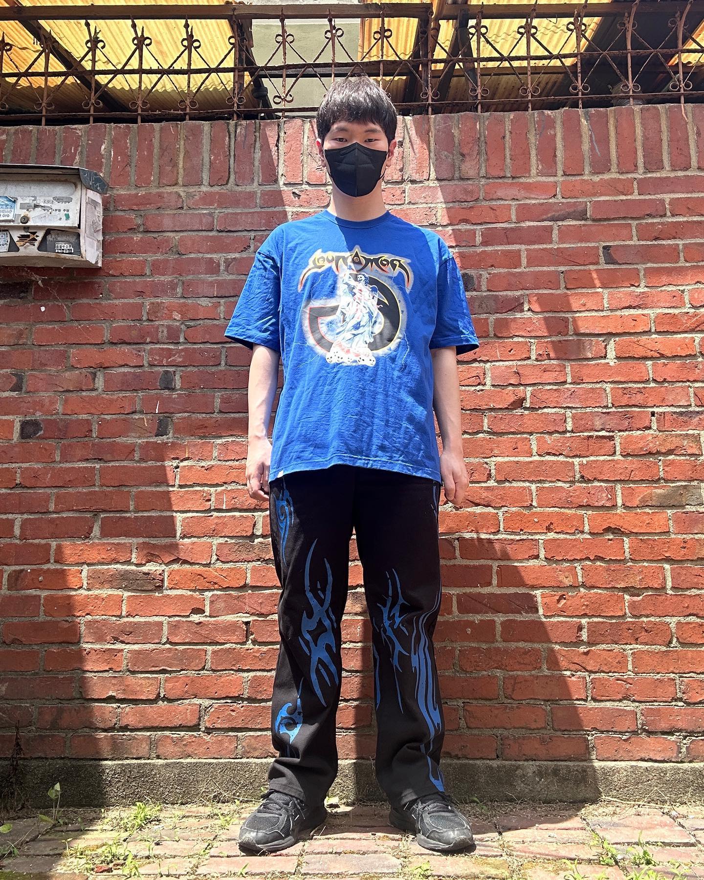 #협찬 "어플이 추천해준 코디"
저번에도 론리클로젯 추천 코디대로 한 번 입어봤는데 오늘도 코디하기 귀찮은 날이어서 추천 코디대로 입어봤어요. 제가 이 바지에 블루 컬러 가디건이나 상의를 많이 매치했었는데 그걸 또 어떻게 알고 이 반팔이랑 같이 추천해줬어요. 심지어 같은 브랜드 제품이에요. 전체적으로 스트릿한 느낌의 코디라서 신발만 아식스로 교체해서 입었어요. 인님들도 코디하기 귀찮은 날에는 론리클로젯에서 코디 추천 받아보세요!
lonely_closet_official 
.