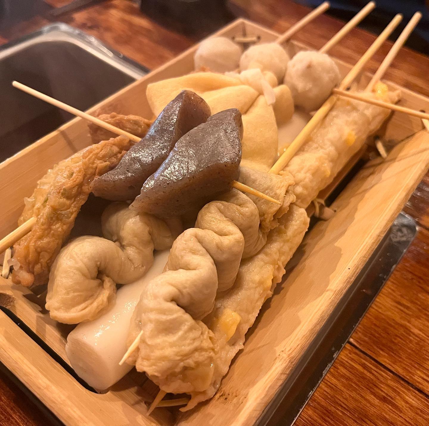 🍒철길 부산집 대전괴정점🍒

☑️대전 서구 용문로 41-80 1층 105호
☑️0507-1340-0273
☑️용문역 4번 출구에서 롯데백화점 후문 공원 앞 리베라 아이누리 건물 1층에 위치
☑️1004마트 앞 무료주차장을 이용
☑️개별 좌석 별 어묵 중탕기가 구비

💛어묵 2인세트 부터 준비해 주셨는데, 일반 어묵이 아닌 수제로 만든 고급 어묵을 사용했다고 해서더욱 맛이 기대가 됩니다. 괴정동 술집 부산집만의 장점은 개별 중탕기가 있어서 프라이빗하게 포장마차에서 먹는 듯한 느낌을 가질 수가 있고, 식을 일이 없어서 따뜻하게 어묵과 국물을 먹을수가 있습니다 원하는 어묵들을 개별 컵에 담아 먹으면 적당히 따뜻하게 먹을수가 있는데, 오뎅꼬치와 육수 등을 절대 재사용하지 않는다고 하니 위생을 철저하게 관리하고 있어서 더욱 부담없이 먹을 수 있어서 마음이 놓입니다.

💚전통주인 대통주를 주문하니 센스있게 나무 잔으로 준비해주셔서 마치 여행하는 느낌이 들기도 합니다.알코올 향이 강하지 않고 달짝지근한 맛으로 술알못도 부담없이 즐길 수 있는 맛이고 타다끼와 깔끔하게 잘 어울립니다.

♥️이미 인스타에서도 유명한 윤기가 좔좔 흘러 먹음직스러운 소고기 타다끼는 질기지 않고 쫄깃한 식감을 자랑합니다. 가격대비 양도 많아서 철길부산집에오면 어묵과 함께 꼭 먹는 안주인 것 같습니다. 타다끼 소스에 찍어 먹는것도 담백하니 매력있지만, 향긋한 무순과 알싸한 와사비를 곁들어 먹는것도 깔끔한 타다끼를 재미나게 먹는 방법입니다. 옆에는 신선한 샐러드도 함께 나와서 상큼하게 먹을 수 있습니다.

🍒그냥 가기 아쉬워서 어묵 개별 추가를 할 수 있어 먹고싶은 어묵과 맥주 켈리 한 병 먹고 왔답니다. 언제가도 기분좋게 취할 수 있는 분위기속에서 소중한 사람과 뜻깊은 추억을 만들 수 있는 특별한 공간입니다. 겨울에 가도 좋겠지만, 사이드나 요리 메뉴들도 다양하고 신제품들도 계속 개발중이라서 더욱 기대가 되는 괴정동 이자카야랍니다
​

#철길부산집
#괴정동술집
#괴정동이자카야
#대전술집
#대전이자카야
#철길부산집대정괴정점