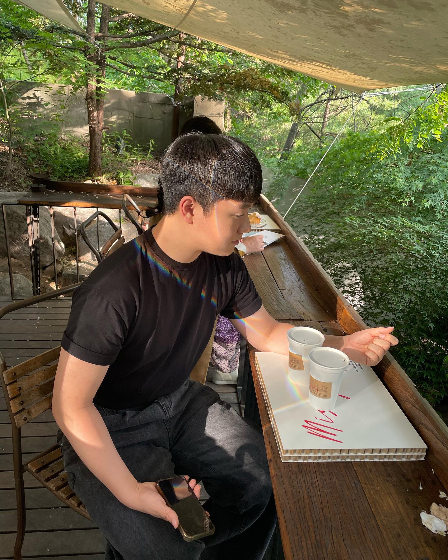 사진 와장창 많이 찍고싶은데 입을 옷이 업숴 🥺
머리 자르기 전이라 지져분한 거는 감안해주는 걸로

햇빛도 날씨도 너무 좋았을 땐데 
유리에 비친 무지개까지 생겨서 호다닥 찍어버려따 🌈