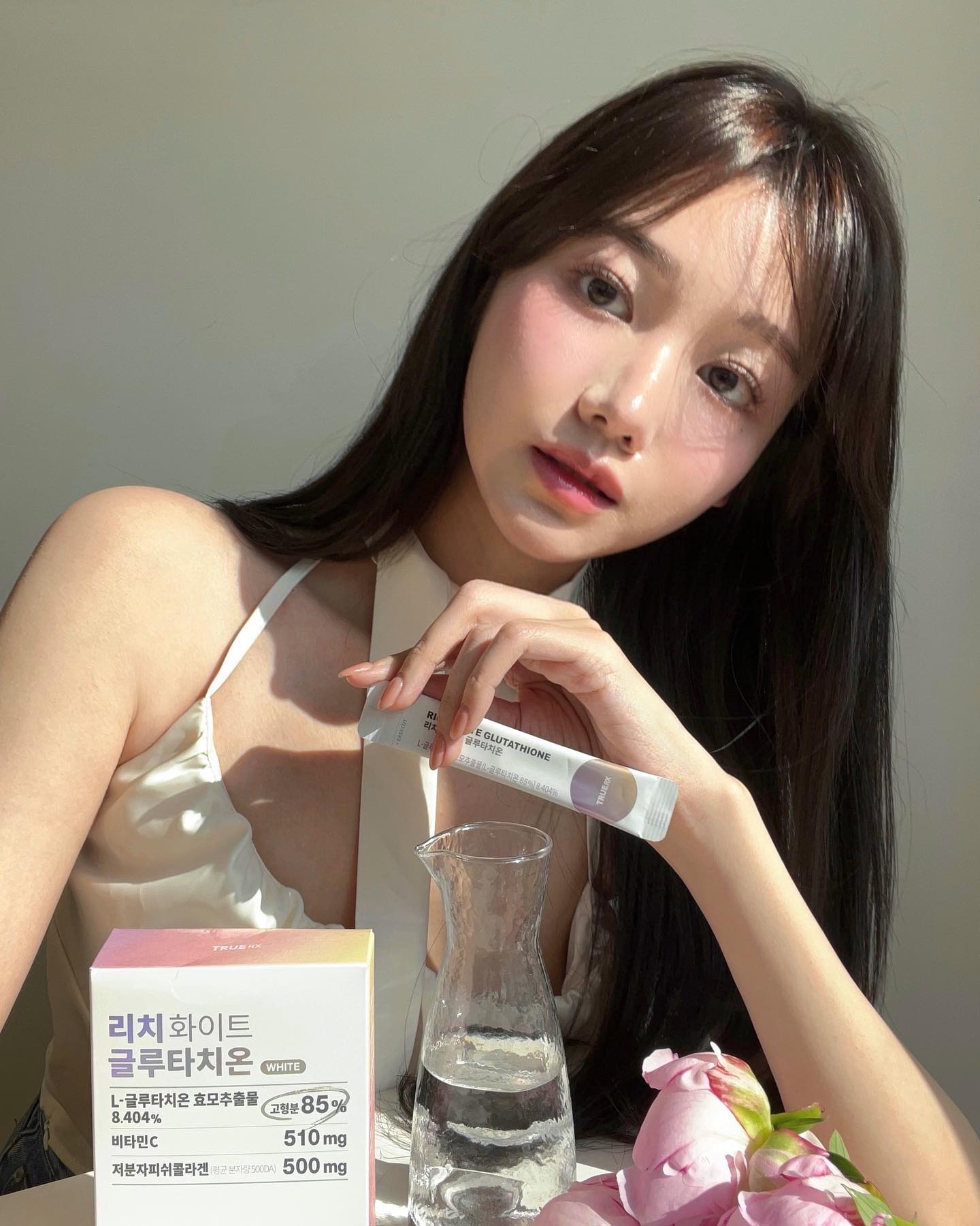#광고 truerx.official
하루하루 더워지는 초여름, 맑고 투명한 광채분말 리치화이트 글루타치온을 만나보았어요!
금은 순수 금 함량에 따라 순도가 결정되듯 글루타치온에도 순도가 존재하는데요, 리치화이트 글루타치온에는 초고순도로 무려 85%나 함유되어 있다고 해요. 또 합성향료, 착색료 등 15가지 첨가물도 들어있지 않아 성분 면에서도 안심할 수 있는데요.
상큼한 라즈베리맛의 가루형태로, 언제든 물 없이 간편하게 챙겨먹기 좋아서 요즘 가방속에 늘 함께하는 제 관리템이에요.
85% 고순도 글루타치온이 함유된 최적의 성분배합으로 하루 한포 가볍게 미백관리하세요 ✨

다가오는 6월 올영세일기간 동안 <리치화이트 글루타치온>을 온라인몰에서 만나보실 수 있습니다 :)
🤍 올리브영에서 트루알엑스 리치화이트 글루타치온 특가로 사러가기 ▶️ https://bit.ly/3oGMTt6 

_
#트루알엑스 #TRUERX #리치화이트글루타치온 #글루타치온 #올영세일 #올리브영세일 #올리브영추천템 #올영세일추천템 #올리브영추천 #올영추천템
