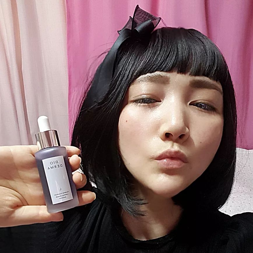 #협찬 이지만 너무 마음에 드는 보라보라 기초세트

dioderma_official

나의 여름 기초 듀오로 픽한 기초세트 찾았다요!!!
#디오더마 #아줄렌맥시멈카밍앰플에센스 #아줄렌맥시멈모이스처라이징젤크림 2종인데요
민감성 트러블 피부를 위한 #저자극에센스 #크림 세트라 더욱 좋아요
여름이면 피부온도가 올라서인지 피지는 과잉에 그로인해 트러블 뿜뿜인 경우가 많아 늘 고생했거든요
그런데 이번 제품은 #피부진정 하기 좋은 #스킨케어추천 템으로
순한 에센스크림 세트라 여름철 가볍게 바르기 너무 좋네요
아줄렌 , 병풀추출물 백미꽃등 진정성분 총집합 진정에센스와
천연유래 진정성분인 아줄렌과 특허진정성분인 백미꽃의 조합으로 진정에 진정을 더해 준 젤크림
속보습은 채워주고 마무리는 산뜻 여름철 사용하기 정말 좋은 조합이에요
#아줄렌스킨케어 처음 접했는 완전 제 타입!
청보라보라한 컬러감이 비치는 유리 케이스로 된 #아줄렌화장품
#디오더마아줄렌 #스킨케어루틴 #젤크림 #에센스 조합이면 민감피부도 편안하게 속보습을 채우면서 진정케어가 가능해요 
수분감 촉촉한 제형으로 바르면서 시원한 청량감이 느껴져 좋았구요
피부에 겉돌지 않고 슴며들어 촉촉한데 무겁거나 끈적이지 않아 더욱 굿굿
여름 필수 #스킨케어 제대로 찾은듯하네요
#트러블진정 #진정케어 #청보라색에센스 #앰플추천 #토너추천 #크림추천 #뷰티그램 #셀스타그램