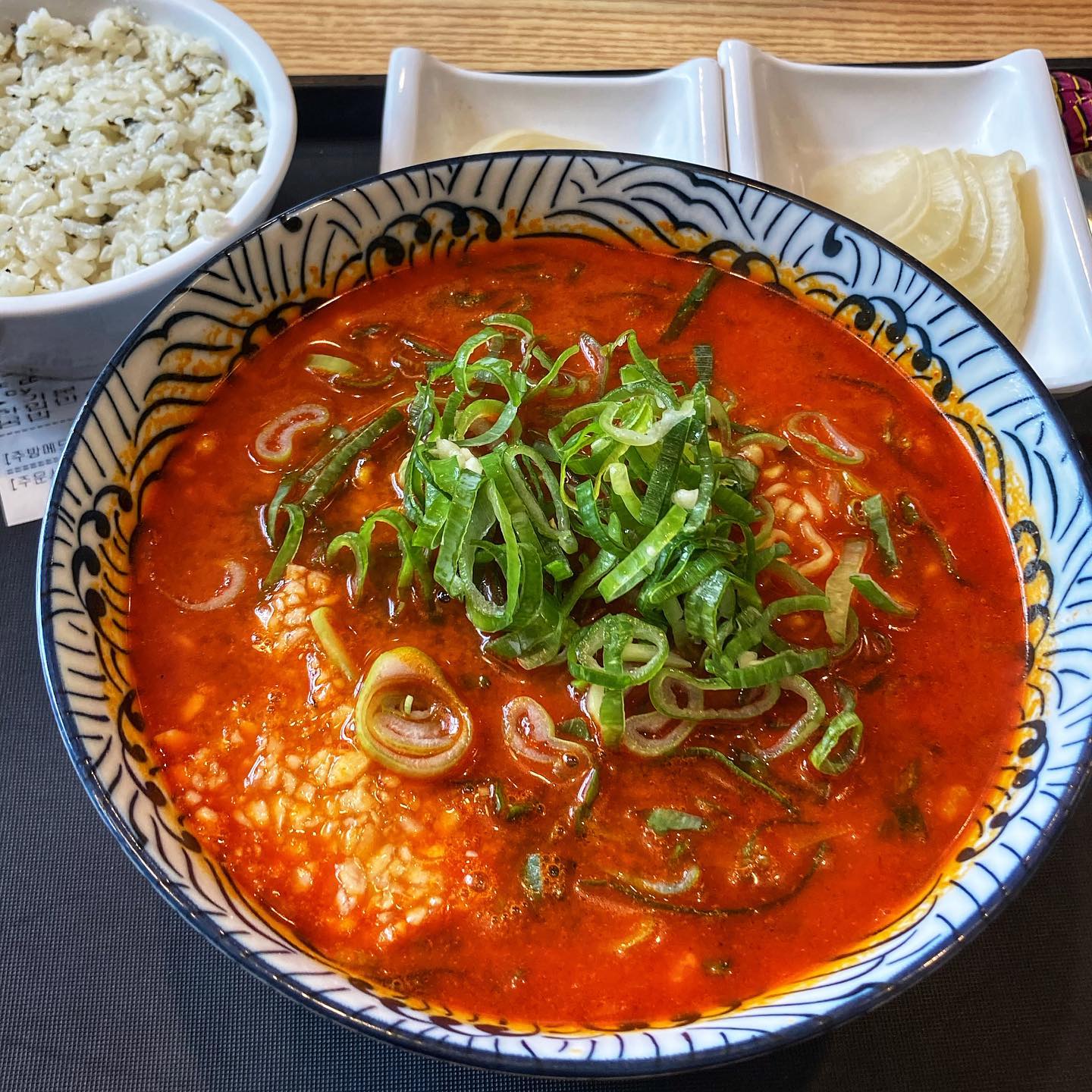 라면은 다 똑같아 라고 생각했는데
편견을 깨준곳. 맛이 특별함 또 생각나는 맛
흑돼지고기가 느끼할거라 생각했는데 고소하면서 얼큰하고 다음엔 청양고추 추가해서 먹어봐야지! 숙소에서 멀지만 않았어도 한번 더 갔을듯,,, 
📍메뉴에는 없는데 따로 주문하면 짜장라면도 해주세요! 치즈를 얹은 짜장 제입맛에는 느끼했는데 소식좌인 아들은 인생짜장이라며 한그릇뚝딱함.. 치즈는 호불호있을듯
#내돈내산후기 #lebo_jeju 

🔸금악 똣똣라면 
🔸제주 제주시 한림읍 금악로 18
🔸정기휴무 수요일 / 10:30~17:30