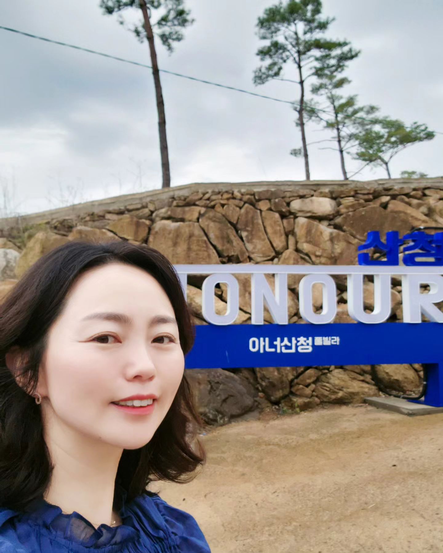 #협찬#아너산청풀빌라
 
분주한 5월과 6월
휴식이 필요한 적당한 때
편안히 다녀온 펜션이예요~😊
 
6월 오픈이고
진주에서 30분 가량 걸리는 
가까운 곳의 풀빌라펜션이라니
가기도 전에 마음이 편안했더랬죠~^^

테마별 14개동의 대형 펜션이고
패밀리동
키즈동 
커플동으로
각각 특징이 있어
다 묵어 보고싶은 곳이였답니다
 
전 패밀리동에서 쉬었는데요
쉼에서 불편함을 줄이기 위해
세심하게 준비 되었다는게 느껴졌답니다~
친절히 대해주시는 매니저님도
웰컴 샴페인도
따뜻하게 준비된 꽉찬 풀장의 물도
모두 감사했어요♡
 
실내 느낌이 포근한 곳이여서
그냥 편한 집같은 느낌이랄까요~~^^
함께한 친구가 편해서 
더~~~좋았지 모예요~~~🥰
 
아이들은 긴시간 물놀이를 
3번이나 또 하고 씻고 또 하고 씻고 ㅎ
그래도 바로 보이는곳에서 
안전하게 물놀이할 수 있으니
서로에게 👏👏👏 
ㅎㅎㅎ
 
잔디가 더 단단해지면 
펜션 앞도 좋지만 
옆에 잔디에서 족구도 한판, 배드민턴도 치고 
더 신나게 놀수있을것 같아 
가족과 함께 다시 한번 오고싶다~ 
생각했어요
 
특히 
아래에 키즈동이 있었는데
트램펄린, 모래놀이터와 탈것들이 있어 애들은 쉴틈없이 놀다가겠다 싶은거예요~^^
 
주변이 산이고 강이여서
눈호강 제대로할 수 있는 아너산청♡
야경도 이뻐서 바베큐장에 늦도록 앉아
노래도 듣고 와인도 마시고
힐링했답니다~
 
곧 뜨거운 여름에.. 휴가에...
아너산청이 시끌거릴것 같네요~^^
 
혹시 가시게되면 
주변을 천천히 둘러보시길 바래요~
전 비가 조금 온다는 핑계에
바베큐장에서 먹는것에 너무 집중해버려서 🤭🤭🤭
와인두병에 샴페인까지~
에헴.........
...그랬답니다 ^^
 
취하지 않는 단점이 있는 뷰맛집😋
 
근처 꼭!! 가봐야 할 이쁜카페도 있고~
한여름엔 아너 입구쪽에 있는 경호강에서 
래프팅도 할 수 있으니
미리미리 검색하고 예약도 필수!!!!

 
<산청아너풀빌라펜션>
주소.경남 산청군 단성면 호암로1320번길 88-12
구주소.방목리 626-16 

aneo_pool._.villa

🥳 6월 이벤트가 있어요
조식으로 Service Welcome kit 가 준비되고
추가비용없이
미온수 풀장도 무료로 제공된다는 점~^^
 
6월에 꼭 가야겠군요~~~~😉