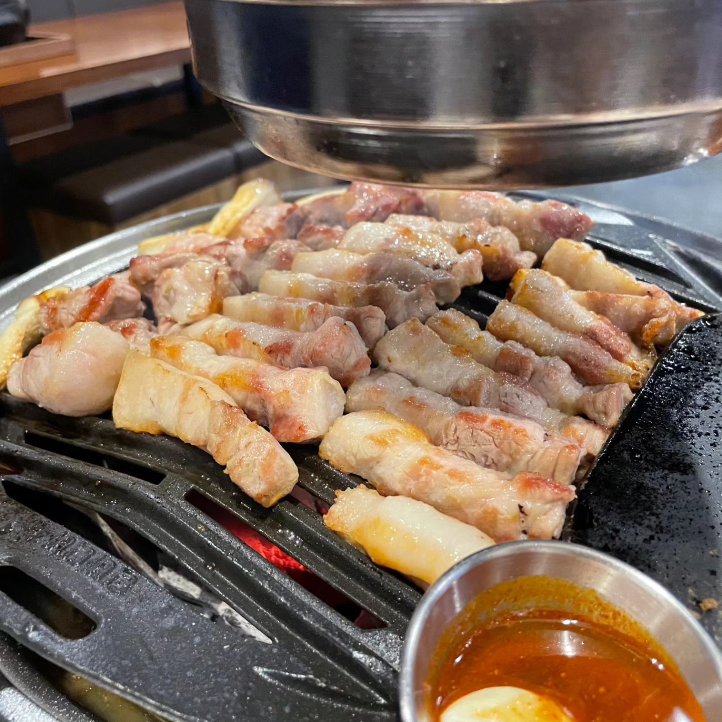 [고반식당]
.
고반 커플세트
450g 숙성생삼겹살2 숙성생목살1
.
김치에 들어가는 모든 재료 국산100%
갓김치 묵은지 백김치 짱아지 모두 너무 자극적이지않고 깔끔하게 맛있는 고반식당!
고기는 뭐 말할게 있나요!!!! 
질긴거 하나없이 입에서 살살 녹아요
직원분들도 친절하고 고기도 구워주니 넘나 편하고 좋았어요
.
재료들이
국산재료라고 하니 믿음이 가 더 맛있게 먹을 수 있었어요
짜지않아서 그냥 반찬으로 집어먹기도 좋았구요!
맛있는 삼겹살집을 찾고있다면 고반식당 추천해요🙂
#오류동 맛집 #오류동 삼겹살 #오류동 고기 #서대전 고기
.
이 글은 리뷰노트를 통하여 본 업체에서
제품 또는 서비스를 제공받아 작성된 글입니다
.
대전 중구 계백로 1725-22 (오류동, 크럭스빌주상복합) 101호