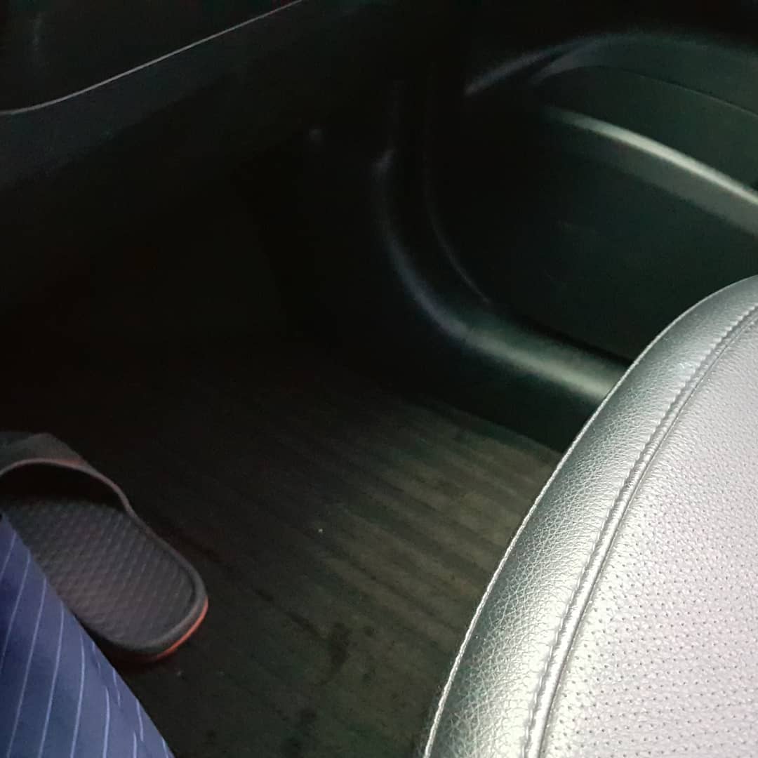 .
.
#임산부 #세차 ㅋㅋㅋㅋㅋ
힘들어죽갔다
실내만 하려고 했더니 외부도 너무 더러운거...
그래서 외부도 했는데 ㅋㅋㅋㅋ
다하고보니 차에 걸레가없네?
그냥 장보고 집에가자 ^^;;;;;;;
#외부도대충 #실내도대충 #물기가득 #나혼자비맞은꼴
그래도 깨끗해지긴 했네