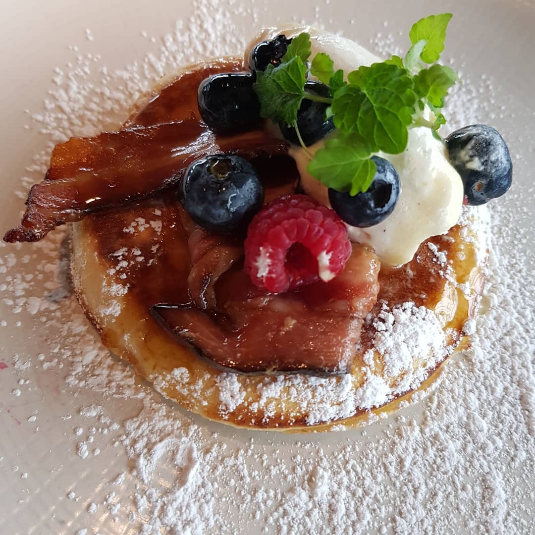 The shard 32층에 있는 Aqua shard에서
제일 고급진 혼밥. 주말 브런치 예약해서
먹었다👀 가격이 사악하지만 맛있었다.

뭔가... 혼자 감+여행객 티가 나면 직원들이
말을 많이 거는 것 같다. '여행이야?',
'밖에 날씨 어때?' 이런거... 밥 먹을 때
그런거 물으면 부담스럽긴한데, 리스닝
키우는덴 도움이 되서 좋으면서도
싫다...🙄