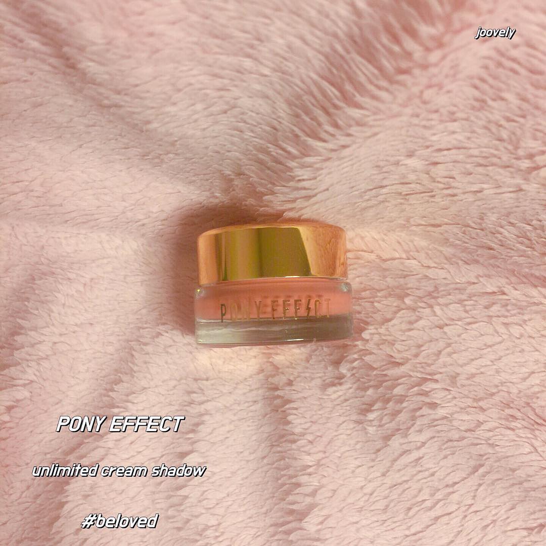 ᴘᴏɴʏ ᴇғғᴇᴄᴛ - ᴜɴʟɪᴍɪᴛᴇᴅ ᴄʀᴇᴀᴍ sʜᴀᴅᴏᴡ🌸
.
이번에 엄마가 외국 놀러가셔서 면세로 이거 샀는뎅.. 진심 후회중.. 너무늦게산걸.. 그리고 이컬러만산걸...😍😍😍😍😍😍 아니정말 발림성도 너무좋고 ㅜㅜㅜ 색도 왤케 이뻐요??ㅠㅠㅠ 예전에 코덕뷴들 피드에서 자주보일때 진작에 샀어여해요'ㅜ!! 이사배님이 건성피부에는 크림 섀도가 좋다해서 최근에 관심이 많이생겼었는뎅 너무 좋네용❤️❤️ 오늘 꼭 이걸류 화장하려구요!!!
.
:
:
.
#포니이펙트 #ponyeffect #creamshadow #shadow #cosmetic #beloved #크림섀도유 #크림섀도우 #크림섀도 #크림섀도우추천 #코랄섀도우 #섀도우추천 #포니이펙트추천템 #화장품추천 #코덕 #코덕맞팔 #소통