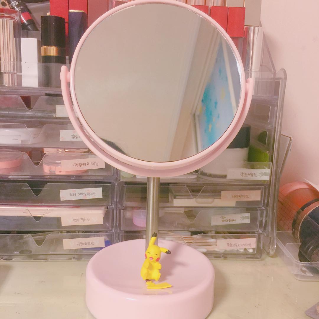 혹시 화장대에 놀 거울이 필요하시다면 이거 추천드랴용!! 얼마전에 아트박스 구경하다가 이뻐서 사왔는뎅 가격도 저렴하궁 너무 괜차나여!! 한쪽면은 확대경이라서 화장하기구 넘 편하더라구영❤️❤️❤️ 색은 이것말거도 3개정도 있던거 같아용
.
.
.
#거울 #거울추천 #화장대 #확대경 #아트박스 #아트박스추천 #거울추천템 #코덕 #코덕소통