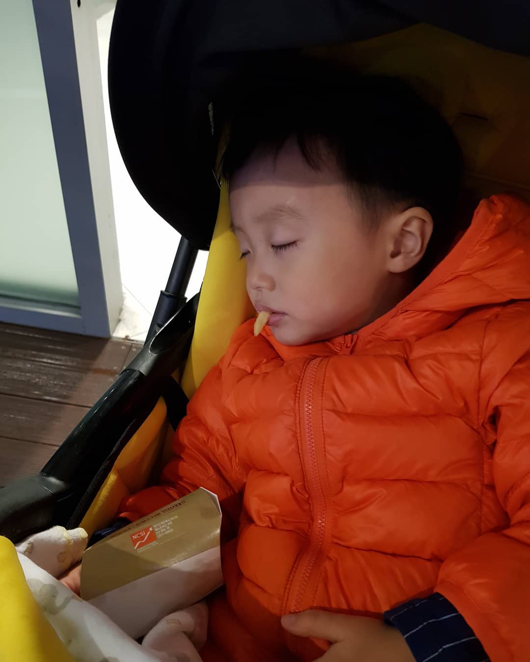 .
.
#이천아울렛 #감자튀김 ㅋㅋㅋㅋ
먹고싶대서 사줬는데.. 지나가던 사람들이 #키득키득
먹다 잠들기 있나요~
이날 낮잠 없이 버티더니 결국 저녁 6시반 취침 ㅜㅜ
아직 아가야♡ 낮잠 없으면 못버텨요~
#아가아가 #먹다잠 #귀여워