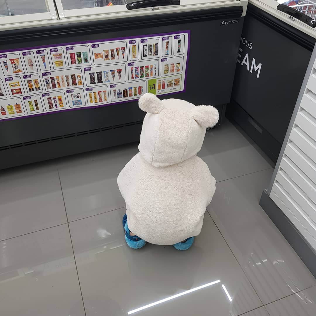.
.
아이스크림 사달라고 시위중... ㅋㅋ