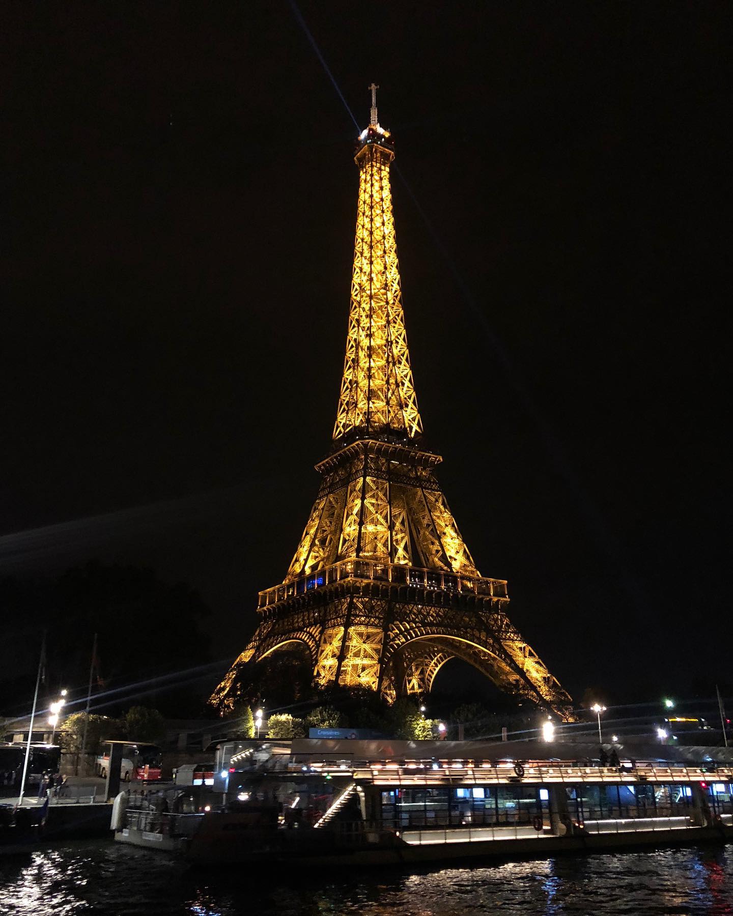 ᴇɪғғᴇʟ ᴛᴏᴡᴇʀ 🗼
.
.
#프랑스 #파리 #에펠탑 #반짝반짝 ㅎ #paris #eiffeltower 
#여행 #travel