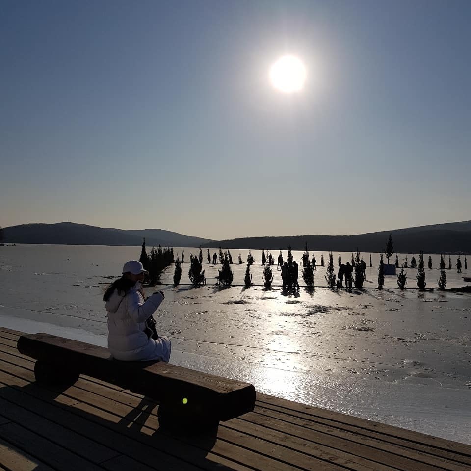 인생 친구랑 함께 간 #🇷🇺 #Vladivostok
한국의 두배정도 추워서 밖에 다니기가
무척 힘들지만 은근 이쁜 곳이 많다👀
특히 해안가 부근! 죄다 얼음이 얼어있는데
운치가 장난 아니다... 영국에 비해서 유럽느낌은 거의 없고,
워낙 한국 사람이 많아서 여기가 러시아인지
한국인지 구별이 안 가긴 하는데 그럼에도
불구하고 재밌다! 가볍게 여행오기 좋은 곳!