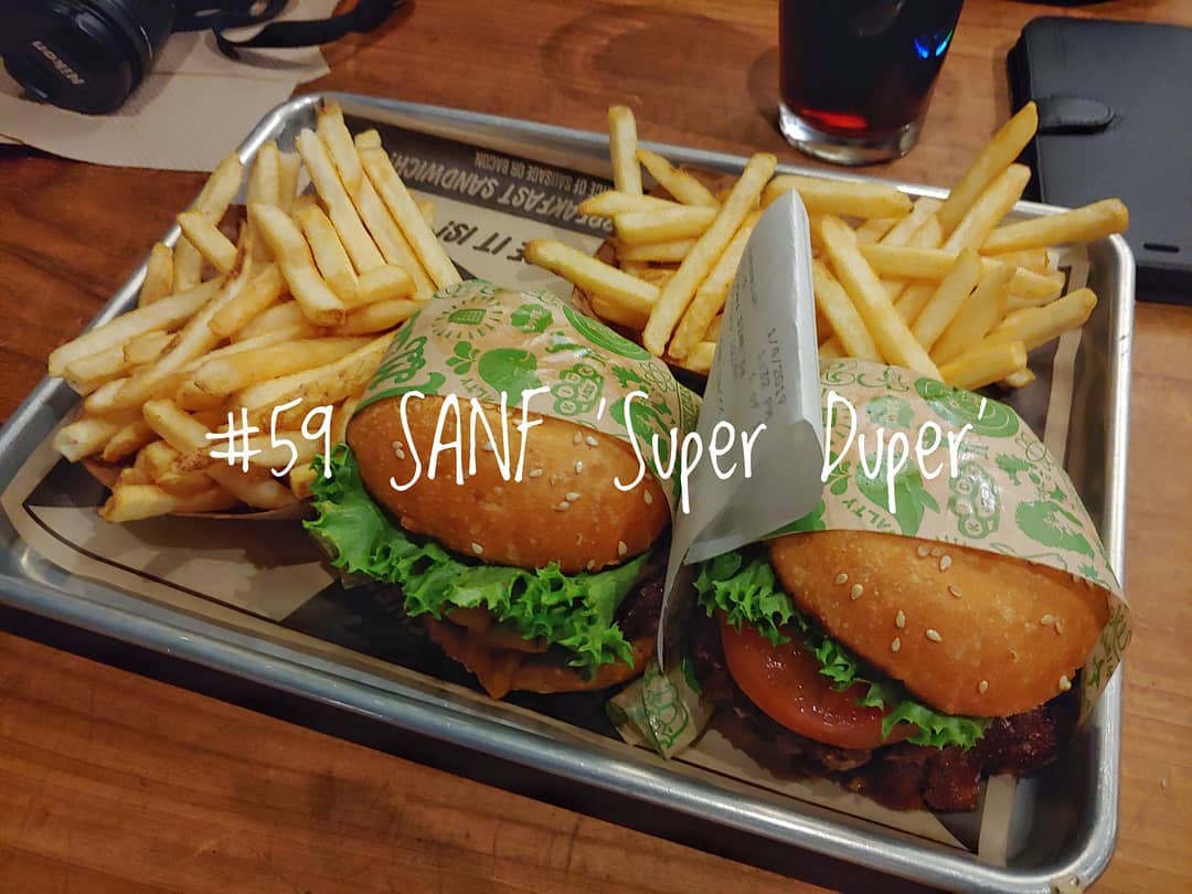 #59 SANF 'Super Duper'
.
샌프란시스코에만 있다는 슈퍼두퍼 버거!
경고문에 육즙이 흐를 수 있으니 조심하라는 말이 있었는데
정말로 육즙이 주르르륵!
.
LA에서 인앤아웃을 못 먹어 보고 샌프란시스코로 넘어온 게 아쉽다.
디즈니랜드랑 유니버설 때문에라도 LA는 한번 더 갈 거니깐 괜찮겠지...!
.
.
#배고파동_미국 #배고파동_샌프란