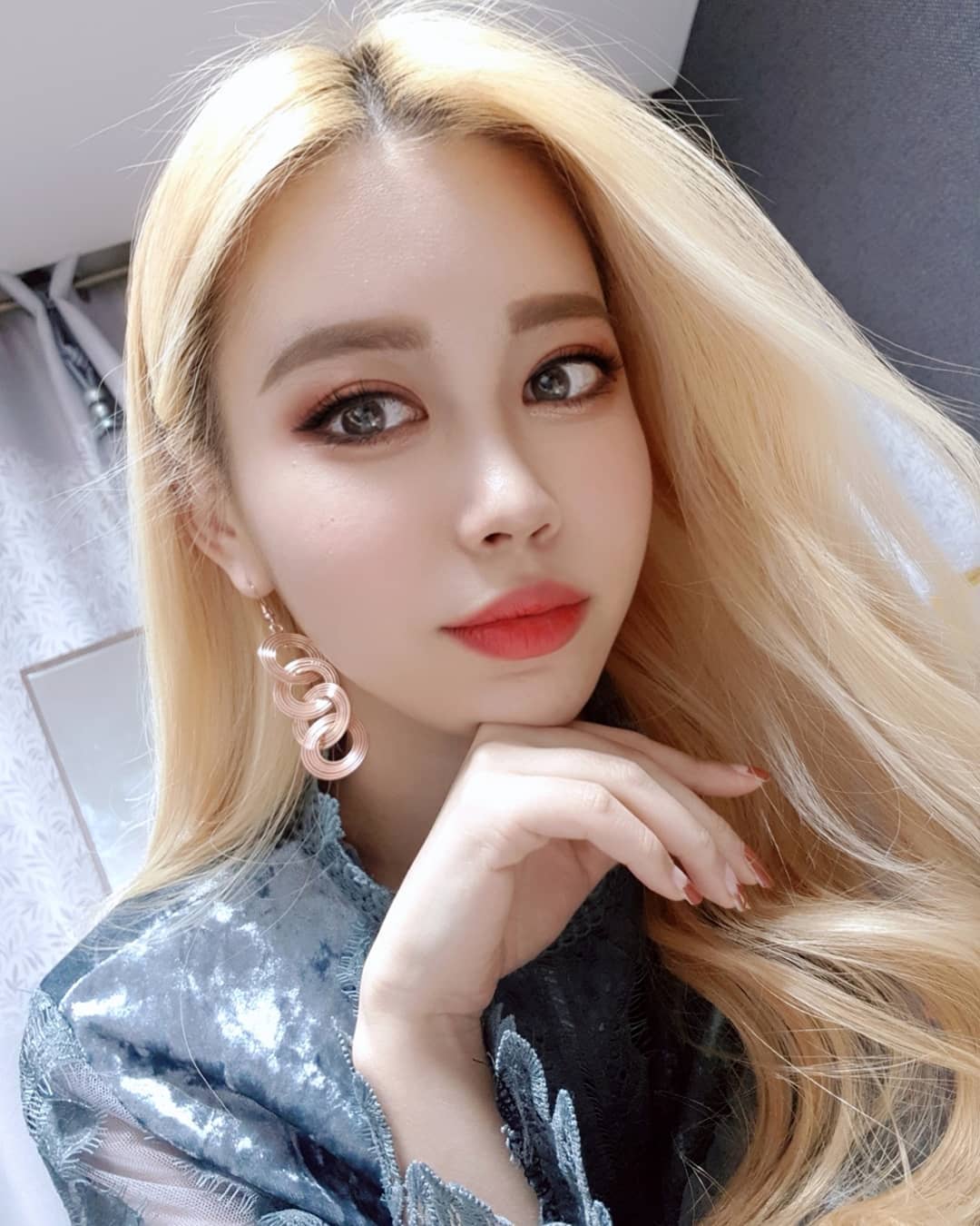 My Daily Makeup
요즘 얼굴을 도화지로 쓰는 재미에 빠진 지츄 입니다.
간만에 찍은 셀카폭탄 맞으세요😇
#motd #makeup #dailymakeup #메이크업