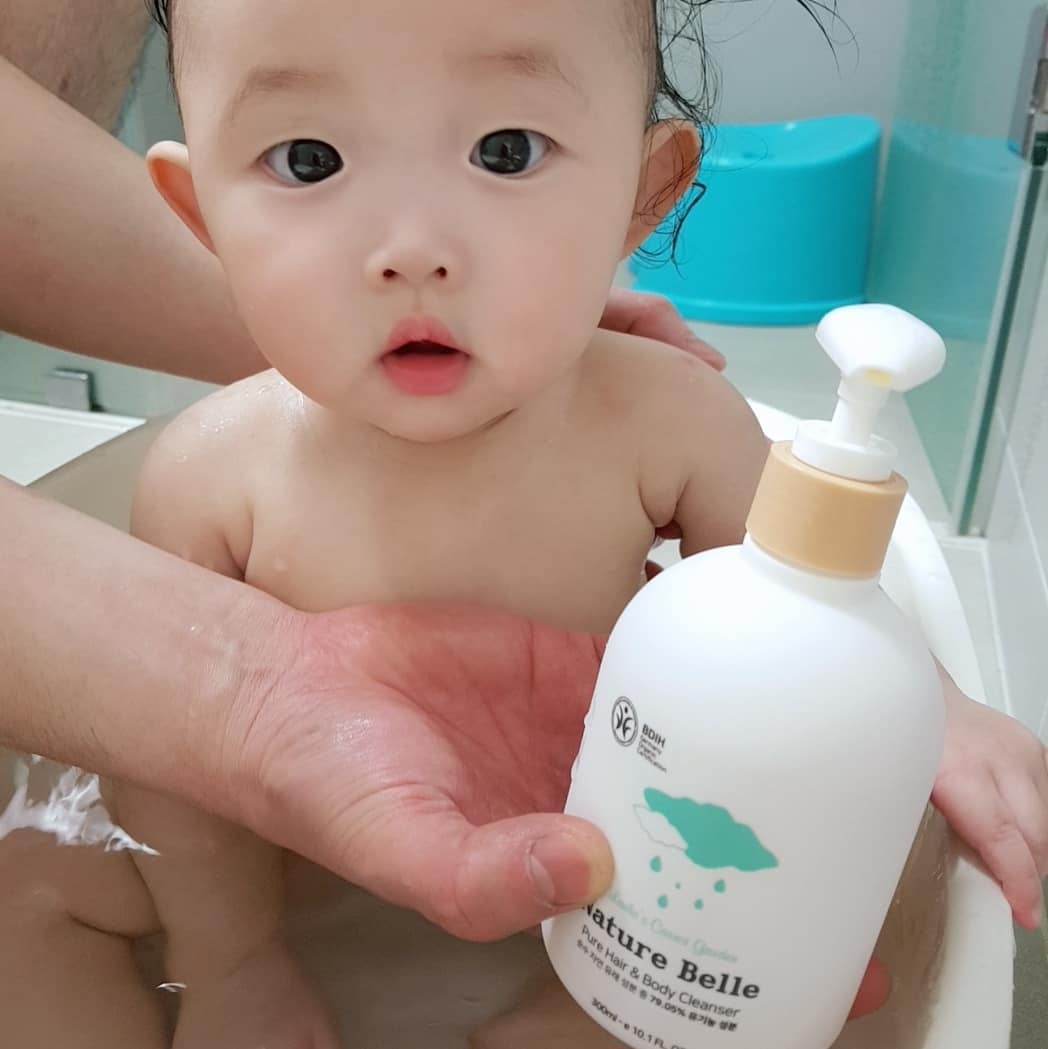 @lovelyhju on Instagram: “독일 유기농 인증 BDIH 가 인정한 자연 유래 민감케어 😌 . 아기 피부에도 PH밸런스가 중요한거 아시죠? . 📍소중한 아기의 피부를 지키기 위해 네이처벨르는 약산성을