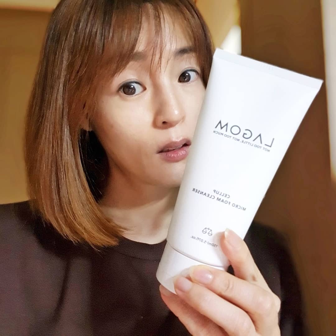 ♡
팔로우미10 임현주 폼클렌저로 유명한 라곰 마이크로 폼클렌저!

풍성한 미세거품으로  쫀쫀하니 자극없이 세안되요
미세버블로 모공속 피지와 노폐물을  말끔하게!  세정력도 좋고 좋고 세안후 보습감도 오래가서 당김없이 촉촉해요
.
.
lagomkorea 
#폼클렌징 #폼클렌징추천 #라곰마이크로폼클렌저
#저자극클렌징폼 #수분폼클렌징
#임현주폼클렌저 #팔로우미10폼클렌징
#라곰 #LAGOM #나의수분주치의 #Kbeauty#뷰티