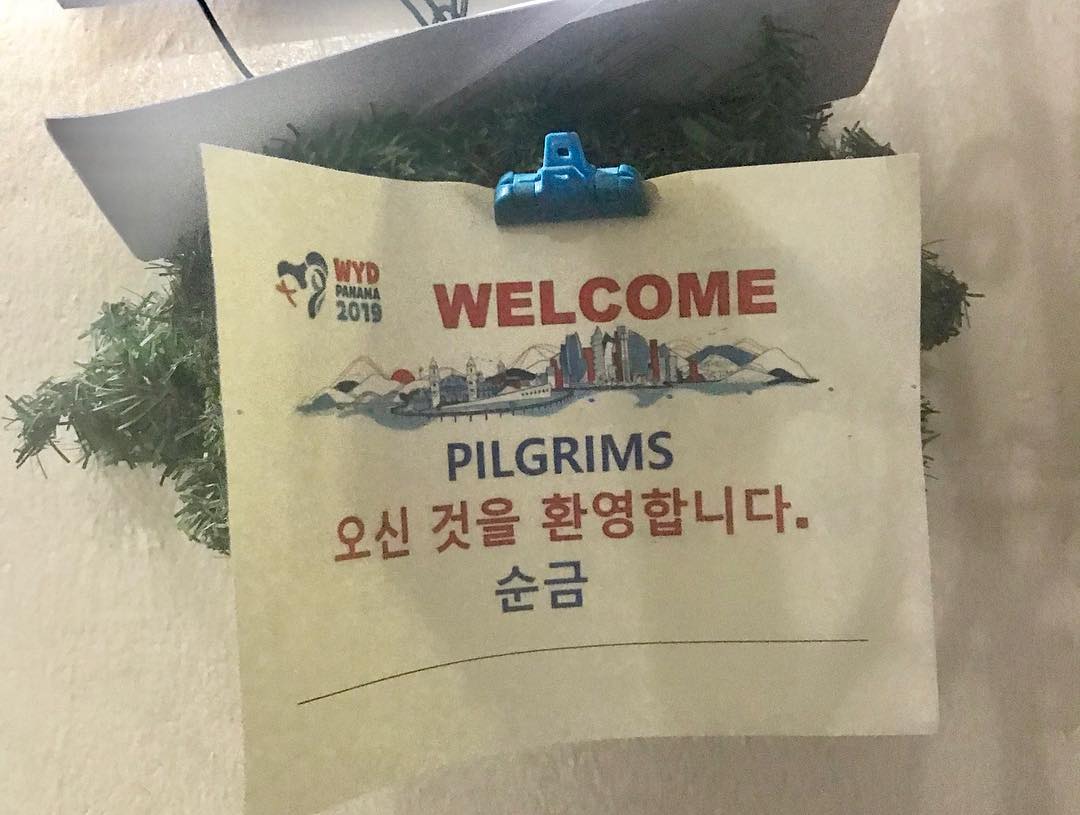 세계청년대회
🇵🇦2019 JMJ panama🇵🇦 2019. 01. 22 ~ 01. 31
마음에 담아둘 것만 기록하자. 
세계인들이 한 자리에 모였다. 이번 세청은 파나마에서 열렸는데, 파나마는 종교가 대부분 가톨릭인지라 종교적 행사에 더 화합이 잘되었던 것 같다. 종교를 떠나, 이 기회로 내 세계관을 넓히고자 참석했었다. 세계적인 축제였음을 내 몸으로 느낄 수 있었다. 처음 보는 국기를 든 사람들도 봤고 본 것에서 그치지 않았다. 내 머리색때문인지 이유는 모르겠지만 예쁘다고 같이 사진이 찍자는 외국인들이 정말 많았다. 서로 이야기 하며 명함도 교환해서 연락하는 외국인 친구들도 생겼다. 나는 아직 무신론자 이지만, 교황 프란치스코도 처음이자 마지막으로 가까이서 만나뵐 수 있었다. 난 가톨릭신자가 아니기 때문에 이런 체험을 할 수 있는 기회는 더욱 드물 것이다. 사실 세계인들이 한자리에 모이는 이런 축제가 나는 처음이 아니다. 초등학교 5학년때에 종교적인것과 관련없이 스카우트에서 국제연맹 행사에 참여한 적이 있었다. 그때와 비슷했다. 세계인들이 다같이 텐트에서 자볼 기회가 또 언제 있을까.  가장 기억에 남는 것은 파나마 현지 가정 홈스테이였다. 내가 묵었던 가정집의 사람들은 나를 정말 많이 사랑해주셨다. 하나라도 더 챙겨주고 싶어하시고, 매일 아침마다 배가 고플지도 모른다며, 친구들이랑 나눠먹으라고 두둑히 간식을 챙겨주셨고, 매일 잠자리가 불편하진 않은지부터 실제로 표현되었던 것보다 더 많이 나를 생각해주셨다. 해외에서 홈스테이는 파나마가 세번째 이지만 정말 기억에 남는다. 많이 보고싶다. 
이번 세계청년대회를 통해서 내 세계관은 더 넓어졌고 많은 것들을 경험함으로써 한층 성숙해졌다. .
.
.
.
.
#세계청년대회 #2019세계청년대회 #JMJ #jmjpanama2019 #파나마 #홈스테이 #WYD #경험 #세계관