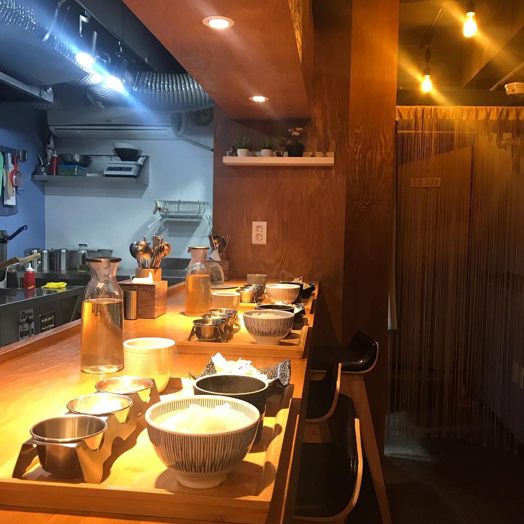 진짜 푸짐하게 먹었어요 사장님돔청친절하시고 오랜만에 폭식ㅋ 주변에이런곳있으면 맨날가서 먹었을텐데.. 혼밥하기도 넘좋고 아늑한 분위기. 교통편이 좀 불편하지만 밥먹고 홍대입구까지 걸어오는것도 나쁘지 않았답니다.
#밥은다림 #홍대밥은다림 #서교동맛집 #합정맛집 #홍대맛집 #홍대혼술 #철판제육 #합정혼밥 #혼밥혼술 #홍대밥집 #동네맛집 #맛집그램 #맛집투어 #공팔리터 #08L