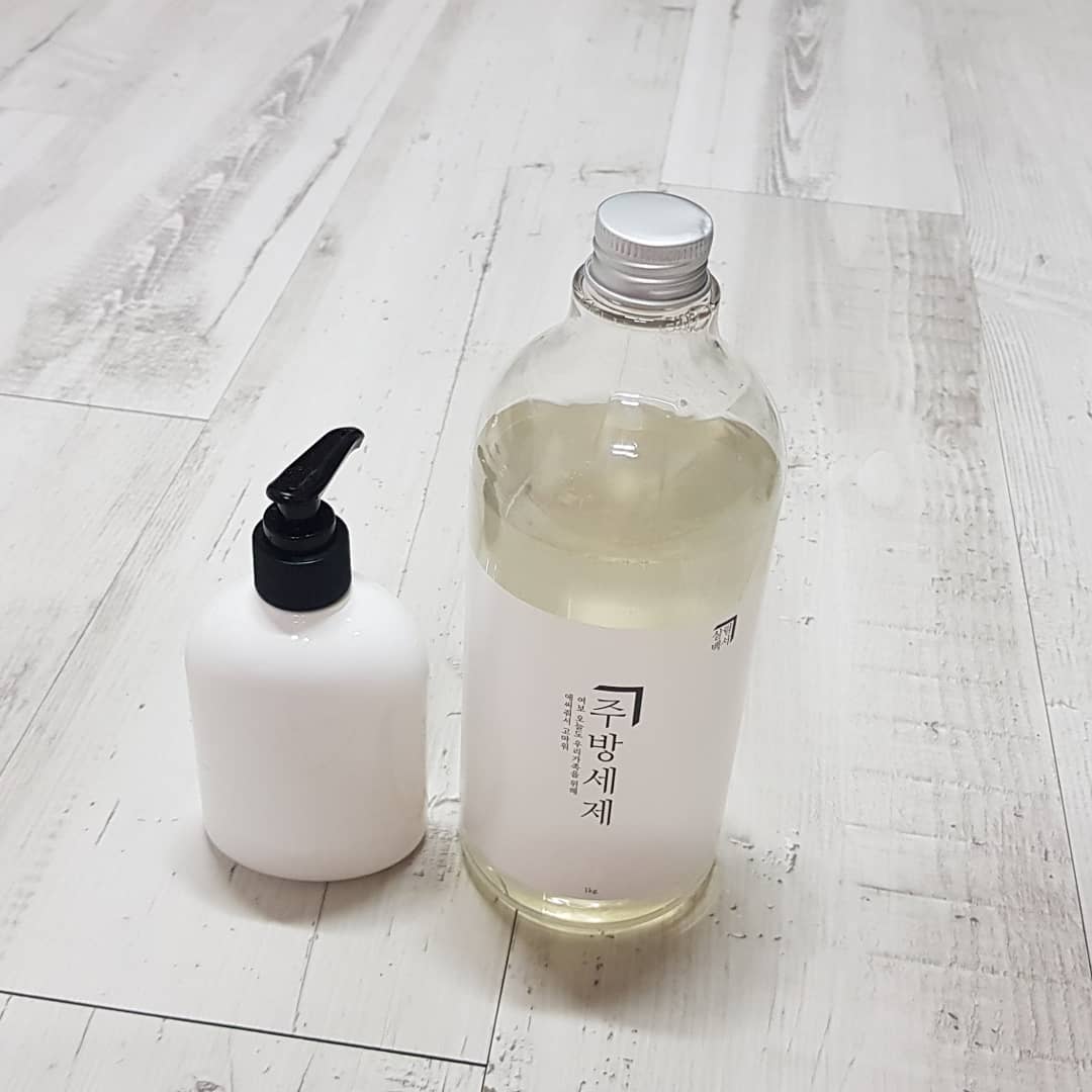 혼자살다보니 하나하나 필요한것도 많네요
오늘은 #주방세제
#천연주방세제 나고해서..
역시 순하네요..
고무장갑 끼는걸 싫어해서
행구는데 뽀득뽀득소리나네요..
친구들한테 선물로도 좋을것같아요..^^ #살림백서#살림은장비빨#주방세제#천연주방세제#1종주방세제#집스타그램#소확행#홈인테리어#주방용품
