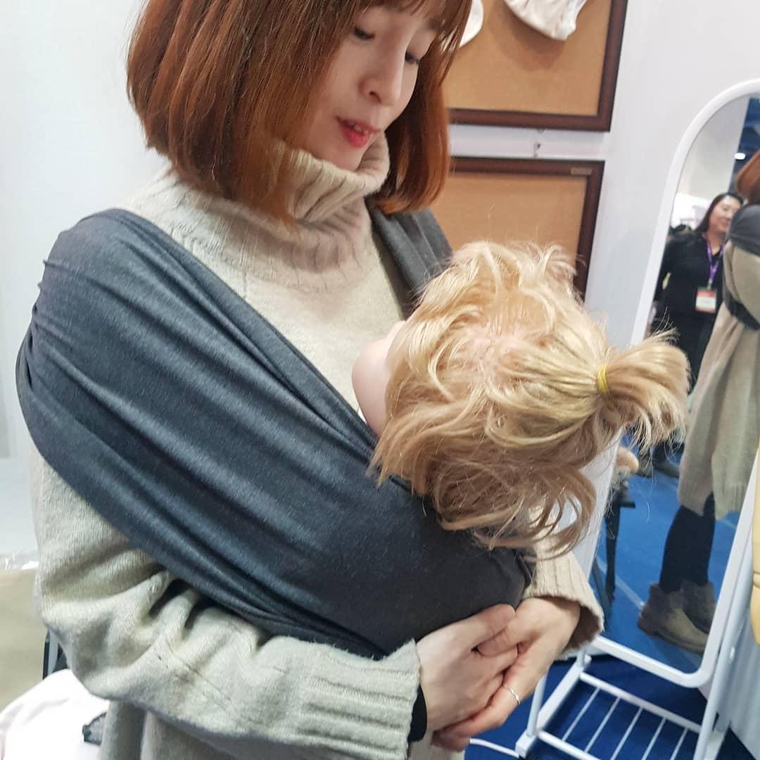 ♡
오늘 코엑스 베페 다녀왔어요!
오가닉 브랜드로 유명한 자연생각에서 여러상품들 체험해봤답니다!

밀착아기띠 '슬링' 직접 인형아기로 첨 착용해봤는데 몸에 착 감기는게 너무 편하더라고요! '전자파차단담요' 덮어보니 임산부 필수템! 아기가 태어남 겉싸개로도 쓸수도있어요~ '수유쿠션'은 역시나 출산후 꼭 장만해야할 필수품!

배넷저고리와 속싸개등  자연생각꺼 선물받고 관심가던 브랜드였는데 오늘 체험한 상품들 다 탐나서 출산전 필수로 장만해야할꺼 같아요 ㅎㅎ~!
.
.
#육아는장비빨 #슬링 #꿀잠슬링 #수유쿠션 #육아스타그램 #육아 #전자파차단담요 #밀착아기띠 #아기띠 #코엑스 #자연생각 #예비맘 #임산부 #출산준비물 #베이비페어 #육아용품오가닉 #애착인형 #오가닉배넷저고리