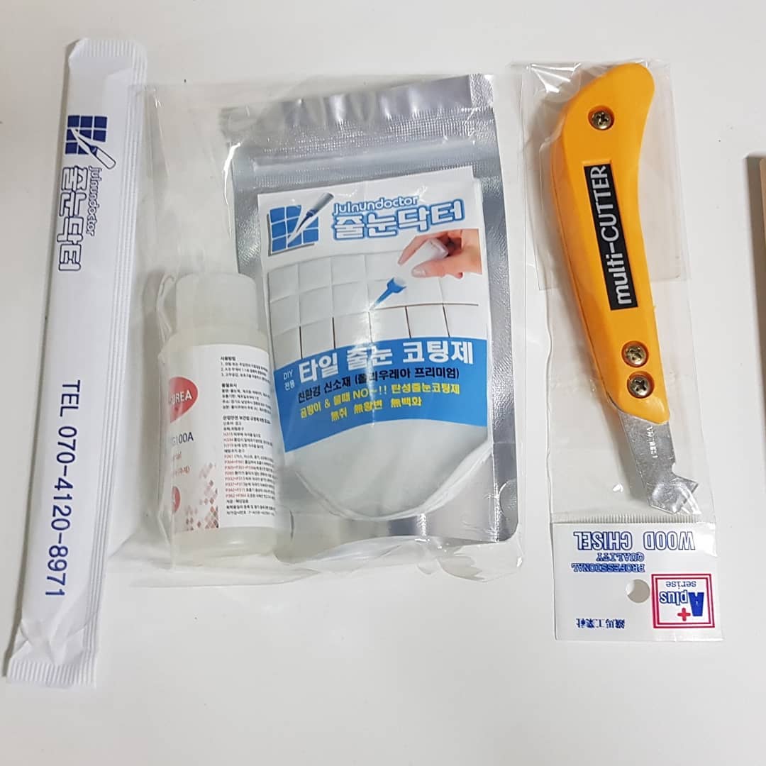 줄눈닥터 셀프줄눈시공
오피스텔로 이사온지 1년
화장실 바닥이 맘에 들지 않아서..
남의집인지라 참았는데..1년 더살기루해서..
셀프줄눈시공 보고 바로 주문..
과연..보는데로 넘나 쉬웠어요..
바닥을 긁어야한다는데..
넘 힘들고..이미 홈이 마니 패여있어서..
좀만하다가 바로~~ 화장실이 새거가 되었어요..
시공하기도 쉽구..혼자서 할수 있다는게 놀라워요

일단바닥만 했는데
벽이랑 변기주변도 도전하고 싶네요..^^ #줄눈닥터 #셀프줄눈코팅제셋트 #셀프줄눈시공 #줄눈셀프 #줄눈시공 #줄눈재료 #타일줄눈코팅 #욕실곰팡이 #줄눈 #셀프시공 #홈인테리어 #인테리어그램