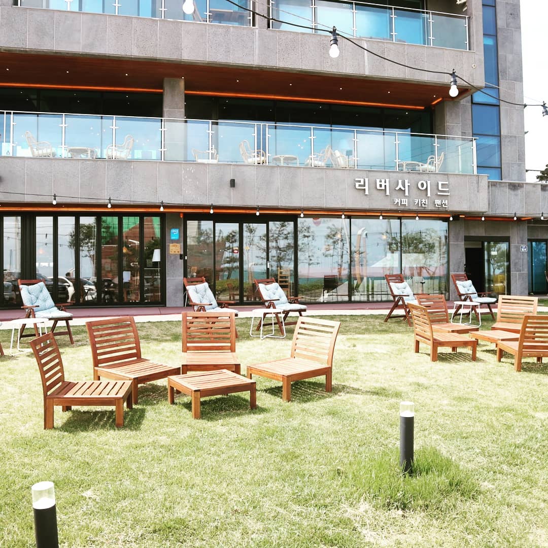 @mhee90 on Instagram: “일광에는 이쁜곳이 참 많다♡ 바다가보이는카페  #일광카페 #리버사이드 . . #일광 #일광리버사이드 #브런치카페 #일광펜션 #주말 #힐링 #카페 #카페스타그램 #부산분위기좋은카페 #부산카페추천 #해운대카페 #기장카페  #커피한잔 #바다가보이는카페…”
