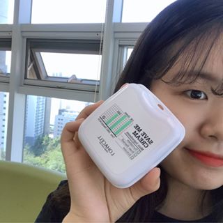 동윤 on Instagram: “피부가 건조해서 화장 전 기초에 신경 많이 썼었지만 이젠 세이브미 크림 덕분에 화장할 때 행복허더~~😊 미세먼지와 블루라이트 차단과 유해성분 3중 필터링 기능 그리고 수크랄페이트 성분으로 피부 개선까지 해주는 크림이라 안심되고 발랐을 때 끈적이지않고…”