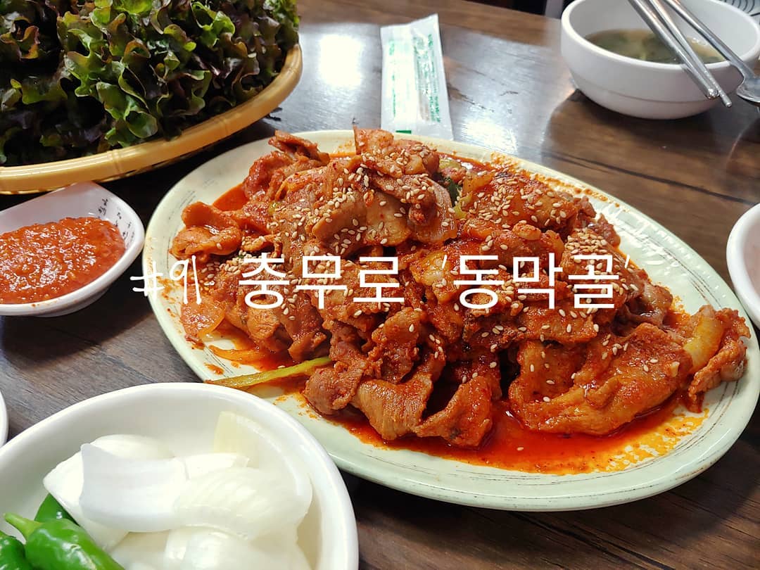 #91 충무로 '동막골'
.
학교 주변에서 먹는 제육볶음으로는 여기가 제일 맛집인 듯하다. 물론 제육볶음만 파는 거는 아니지만 아직은 다른 메뉴를 도전해보지는 못했다.
.
원래는 제육볶음에 쌈을 잘 안 싸서 먹었는데
새삼 쌈 싸서 먹어보니  JMT인 듯.
.
.
#배고파동_충무로