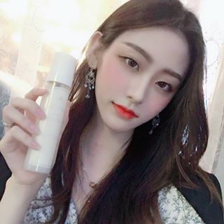 박 수연 (22) on Instagram: “세상 성숙하고 보송보송한 향의 아르투아 란제리 비엔나 바디미스트! 사실은 향이 좋다며 엄마한테 뺏겨버린 바디미스트! 🌹5월 14일🌹  오늘 단 하루만 로즈데이 기념으로 벨벳 로즈 바디미스트 990원에 구매하실 수 있으니 얼른 업어가세요🙈🥰 . . .…”