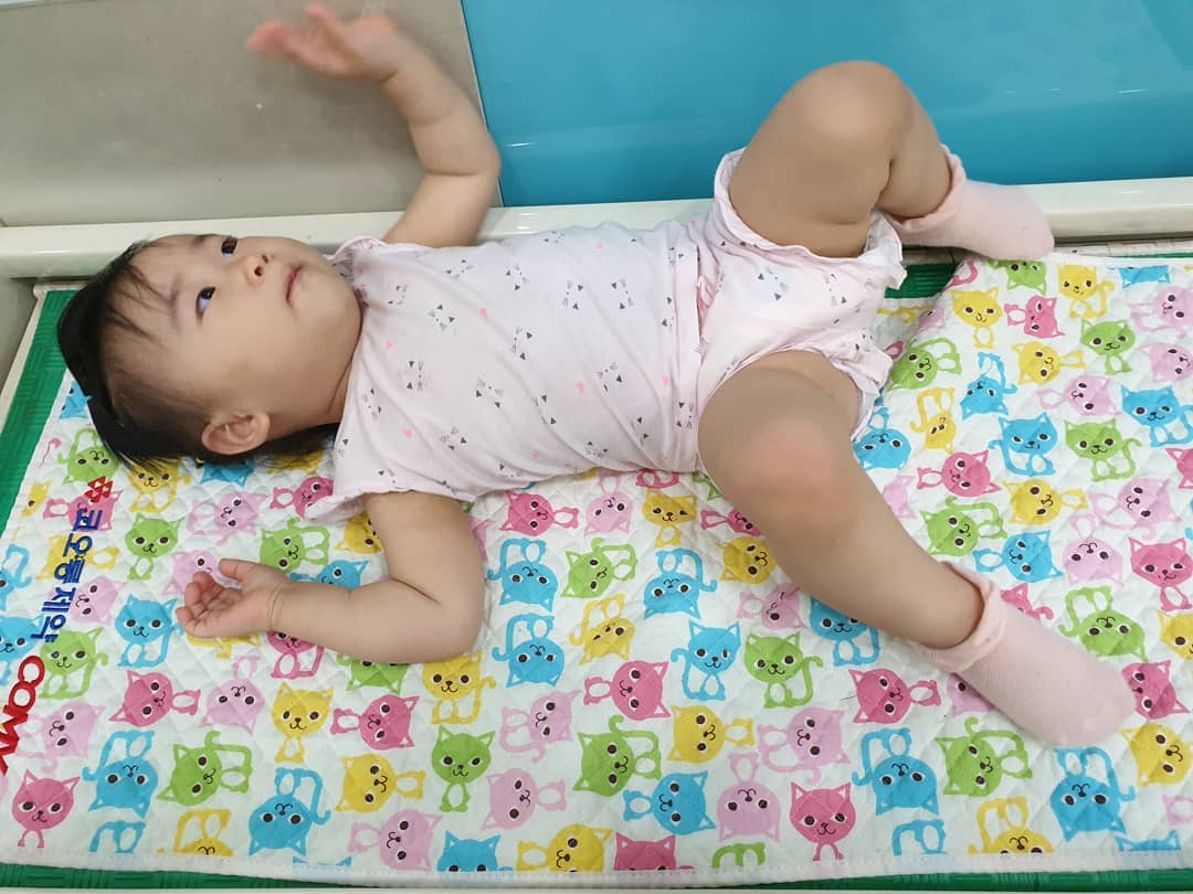 열이 올랐다 내렸다
미열만 있다가 어제 저녁에 38.8도 
열올라서 해열제 먹구
새벽3시에 또 열올라서 39.1도 
해열제 먹었는데 2시간 반동안 잠못잠ㅠㅠ 
아침에 어린이집 연락하고 #병원행

소아과에서 39.4도 찍고 #독감검사 
다행히 #독감은아니래요 
#소변검사 기다리느라 병원에 계속 있는데
갑자기 신생아몸무게 측정기에 올려달라고 함
침대라고 생각했는지 벌러덩 누워버림 ㅋㅋ;; #고운맘소아과 #열감기 #집에와서 #또열남
#아프지마 #컨디션은좋음