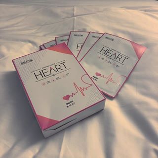 영서 on Instagram: “하트시그널 공식 방송에서 출시한 마스크팩 🥰 . ✔️탁월한 피부진정 ✔️자연스러운 톤업, 광채 ✔️보습 강화, 피부 진정 ✔️데일리로 사용 적합 ✔️얇은 시트 ✔️화학물질 무첨가 . . . #하트시그널 #마스크팩 #톤업 #수분광채 #피부진정…”