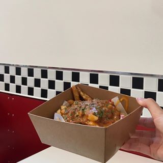 채연 on Instagram: “시험 끝나서 친구랑 수제버거 먹으러 알리바바버거 갔다 🍔🧡 예쁘게 자르기 실패했지만 맛있게 뇸뇸 ⁼̴̤̆◡̶͂⁼̴̤̆ '치폴레쉬림프버거 + 콜라 + 치즈프라이' JMT 조합 .. 내가 젤 좋아하는 새우가 많이 들어있고 고기랑 조합도 최고였다 다른…”