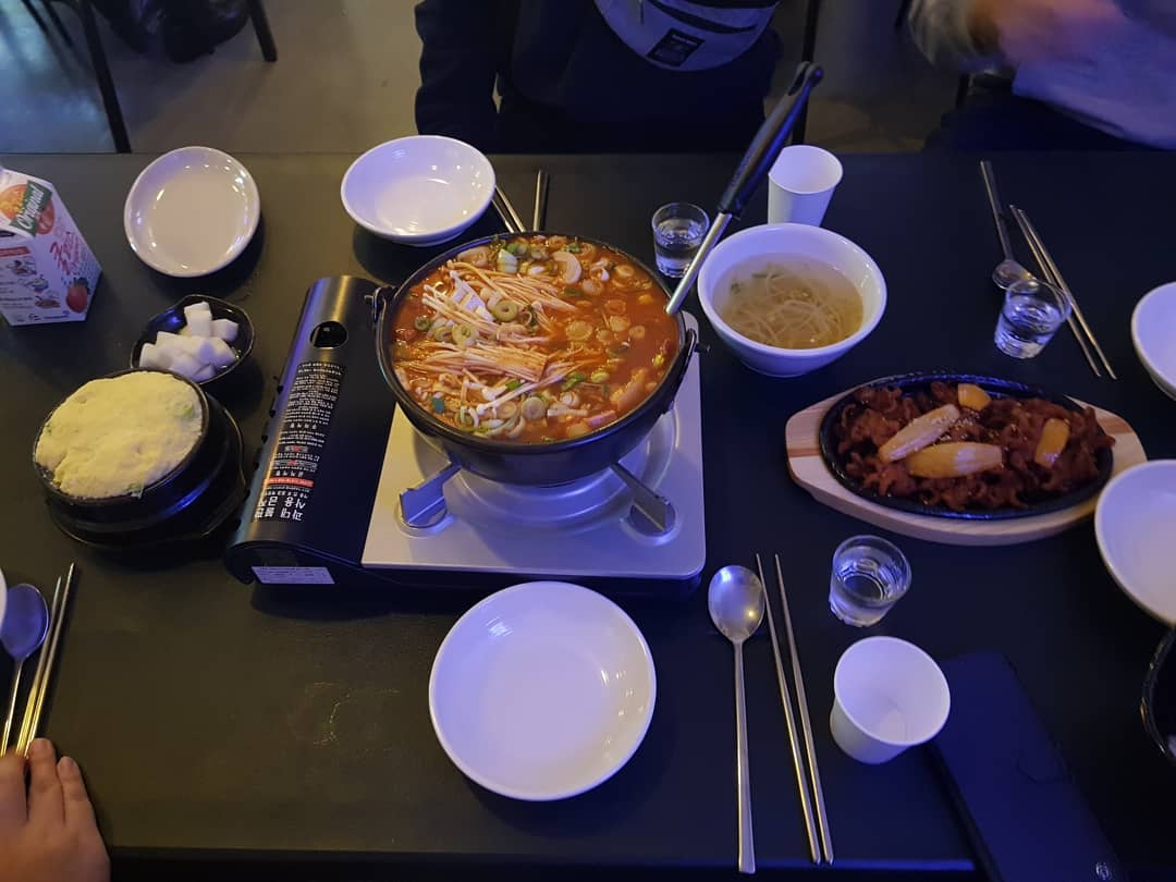 인친님들  오늘 불금이래요ㅋㅋ
불금에 다들 뭐하세요??ㅎㅎ
⠀
전 친정와서 엄빠와
오랜만에 닭발에 한잔하러 왔어요♡
⠀
적당한 음주가 좋겠죠??ㅎㅎ
님들도 술드신다면 조금만 드세요♡
⠀
#불금 #닭발맛집 #소주한잔 #엄빠와함께 #친정나들이 #푸드스타그램