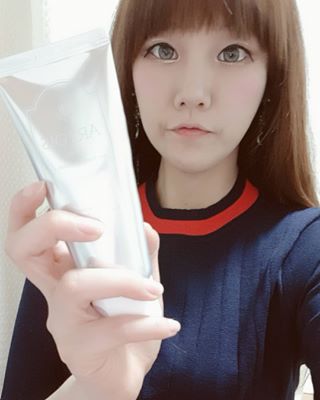 LeeMinYoung. on Instagram: “뽀송뽀송하게 즉각 톤업이 되는 아르투아 톤업크림! 이제 민낯 당당해질 수 있어요ㅎ 지속력도 길어서  대만족! 은은한 파우더향에 자연스럽고  감쪽같이 한톤 업되니 쌩얼템으로 이만한게 없어용❤  @1004lab_official  #천사연구소 #아르투아…”