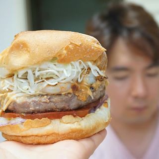 김정희@여행,맛집,육아 on Instagram: “오빠 얼굴만한 #알리바바버거  알리바바도넛도 가성비 좋은데 알리바바버거도 가성비갑👍 토핑이 어마어마 하구마잉😘 #프라이버거 (완전 추천🌟🌟🌟🌟🌟) #치폴레쉬림프버거 👈매콤한새우버거 맛있음! #리얼불고기버거 👈진짜불고기가 들어있음!공주가 완전 잘먹음👍…”