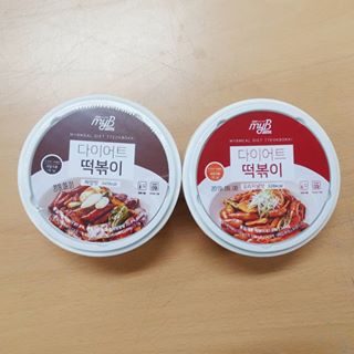 아현 on Instagram: “중간 때 야작하면서 먹은 #다이어트떡볶이
다이어트 중에도 떡볶이를 이렇게 즐길 수 있어서 행복🔥
통밀로 만든 떡인데도 쫀득해용
오리지널하고 짜장맛이 있어서 질리지도 않고 맛있어〰 #마이비밀 #다이어트식품 #곤약떡볶이 #통밀떡볶이”