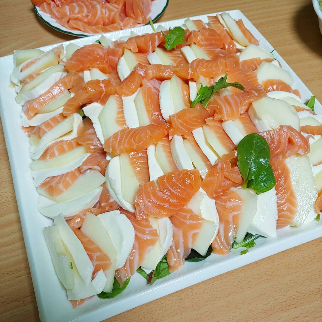 연어로배채움😆😆
.
.
#코스트코연어 #연어샐러드 #리코타치즈 #토마토대신메론
#맛있엉👍 #천안맛집 #우리집 #친정집 #삼촌표요리
#신랑도있었음좋겠다 #주말부부😭 #가족스타그램
#천안맘 #아들둘맘 #일상 #데일리 #좋아요 #맞팔환영