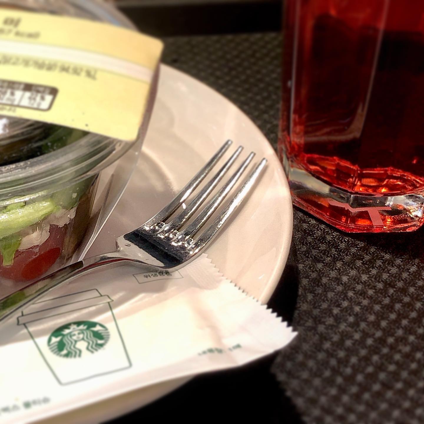 #20190521 #식단일기 #점심 #🍴
배고 안고프고 입맛도 없지만 점심먹으러 왔오요.. 별쿠폰으로 티바나 사먹는 의아한 짓(!)을 내가 하게 될 줄은 정말 몰랐습니다,,💥 다이어트가 이렇게 무섭습니다 여러분..