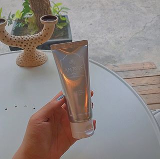 다 미 (dalda) on Instagram: “천사연구소에서 보내주신 3초톤업크림 여름맞이 찾고 있었는데 피부에도 찰떡이구 용량도 꽉차있고 넘모조타진짜🧡💛 생얼메컵할때 애용해야딩😝 . . . 궁금하다면 요기👇🏻 @1004lab_official . . . #artois #ad #review…”