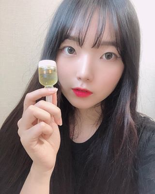 경은(23) on Instagram: “요즘 극도의 피로와 스트레스로 푸석해진 피부를 되살려준 #로하셀비타드롭샷 . . 9가지의 비타민이 가득 들어있어서 피부에 생기가 돌고 활력이 드는 느낌이에요! 정제수 대신 비타민나무 수 61%나 들어있다고 하니 짱짱👍  피부 고민때문에 이런저런…”